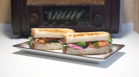 Sandwich de salmón curado